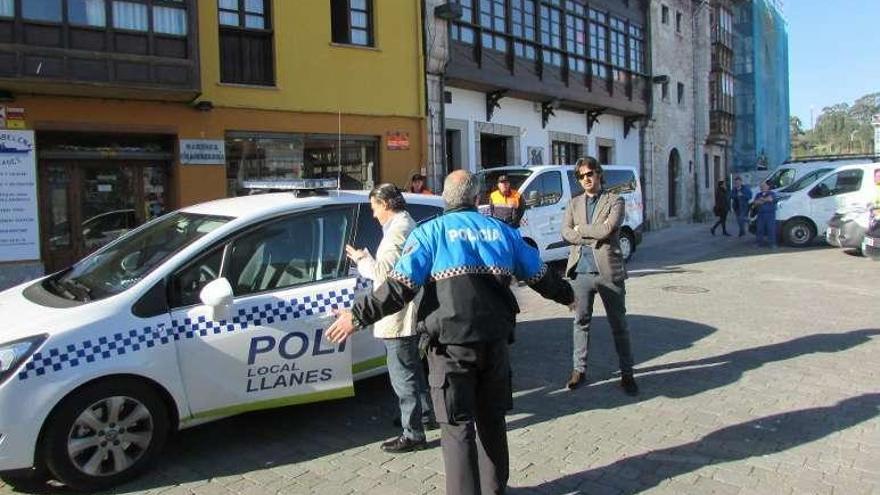 Un agente muestra sus quejas por las deficiencias del coche de la Policía Local ante Riestra y Armas, ayer.