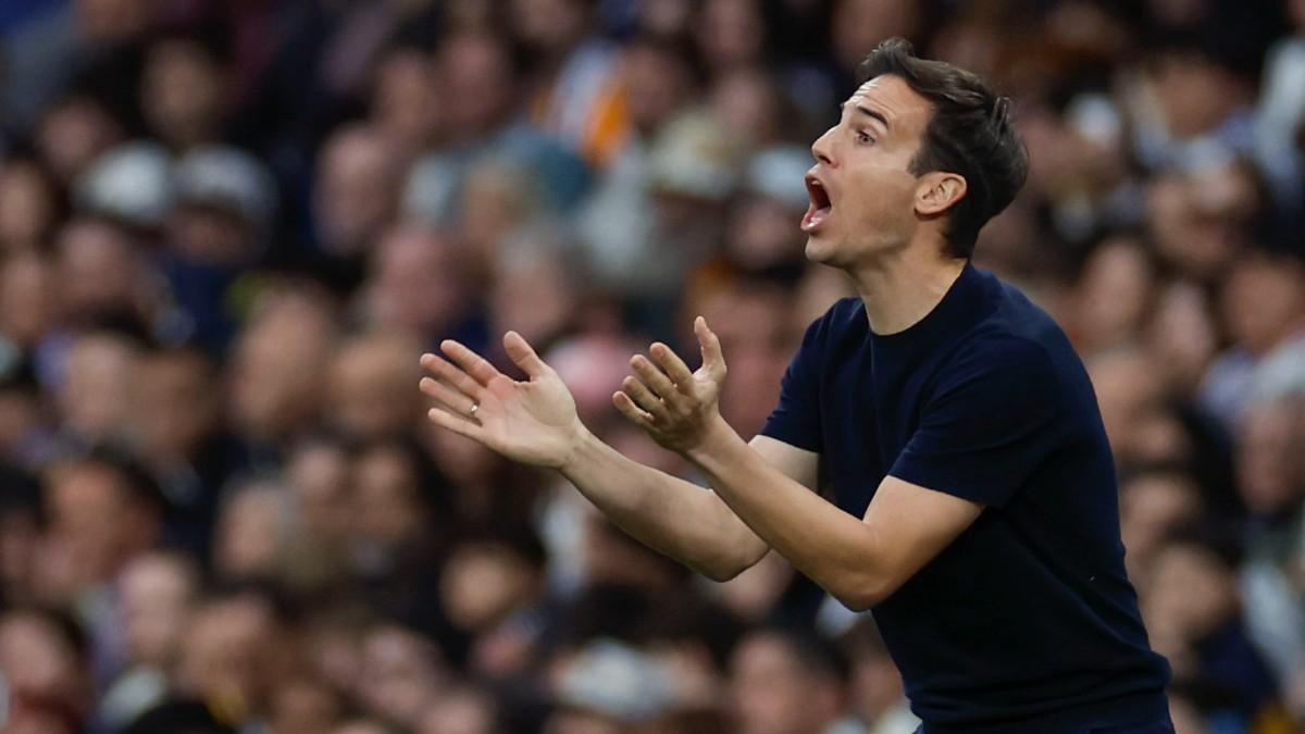 El entrenador del Rayo Vallecano Iñigo Pérez, durante el partido de la jornada 27 de LaLiga EA Sports entre el Real Madrid y el Rayo Vallecano este domingo en el Santiago Bernabéu. EFE/Mariscal