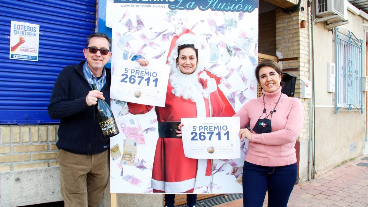 José Hurtado, el administrador de lotería, junto a Lorena Sánchez y Amparo Pellicer, trabajadoras de &#039;La Ilusión&#039;