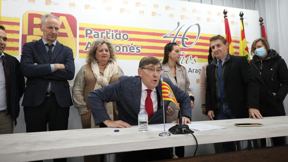 Arturo Aliaga acompañado por los miembros de la comisión ejecutiva del Partido Aragonés (PAR).