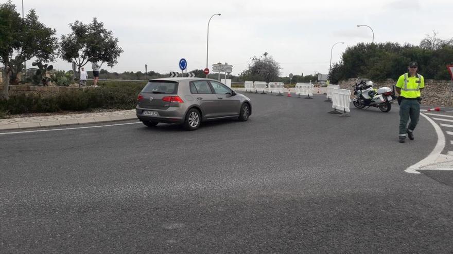 Un agente de la Guardia Civil vigila, hoy por la mañana, la rotonda de acceso a Sineu, uno de los municipios afectados por los cortes viarios.