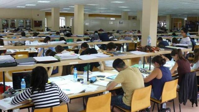 Alumnos universitarios estudiando en la biblioteca de "Peritos", en Torrecedeira.  // FdV