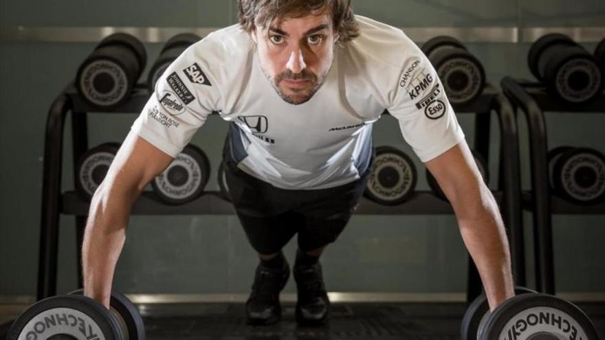 Alonso se prepara como un triatleta para resistir un calendario de locura