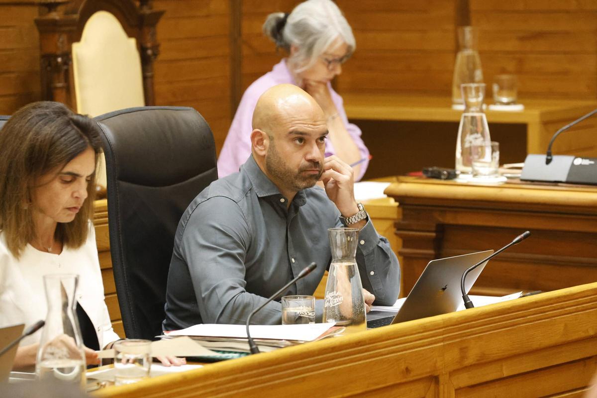 Jesús Martínez Salvador, junto a su compañera María Mitre, en el Pleno.