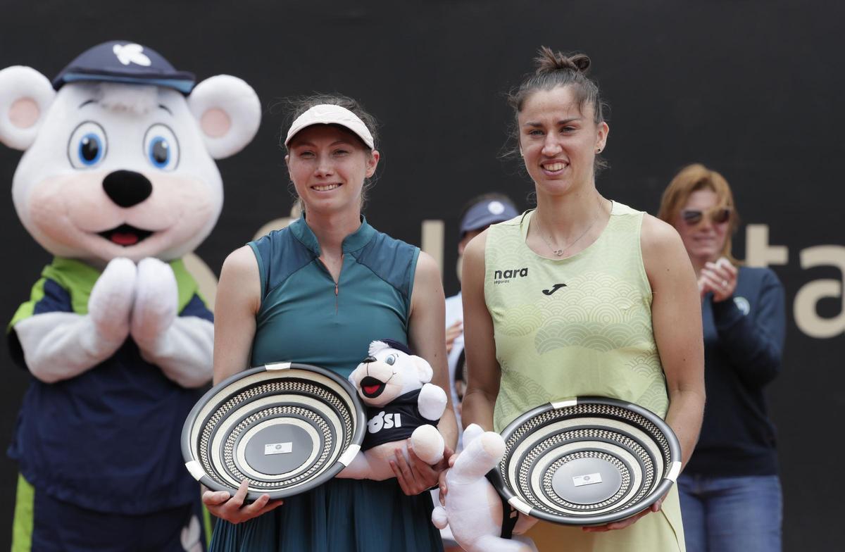 Cristina Bucsa y Sara Sorribes en Bogotá con su nuevo título.