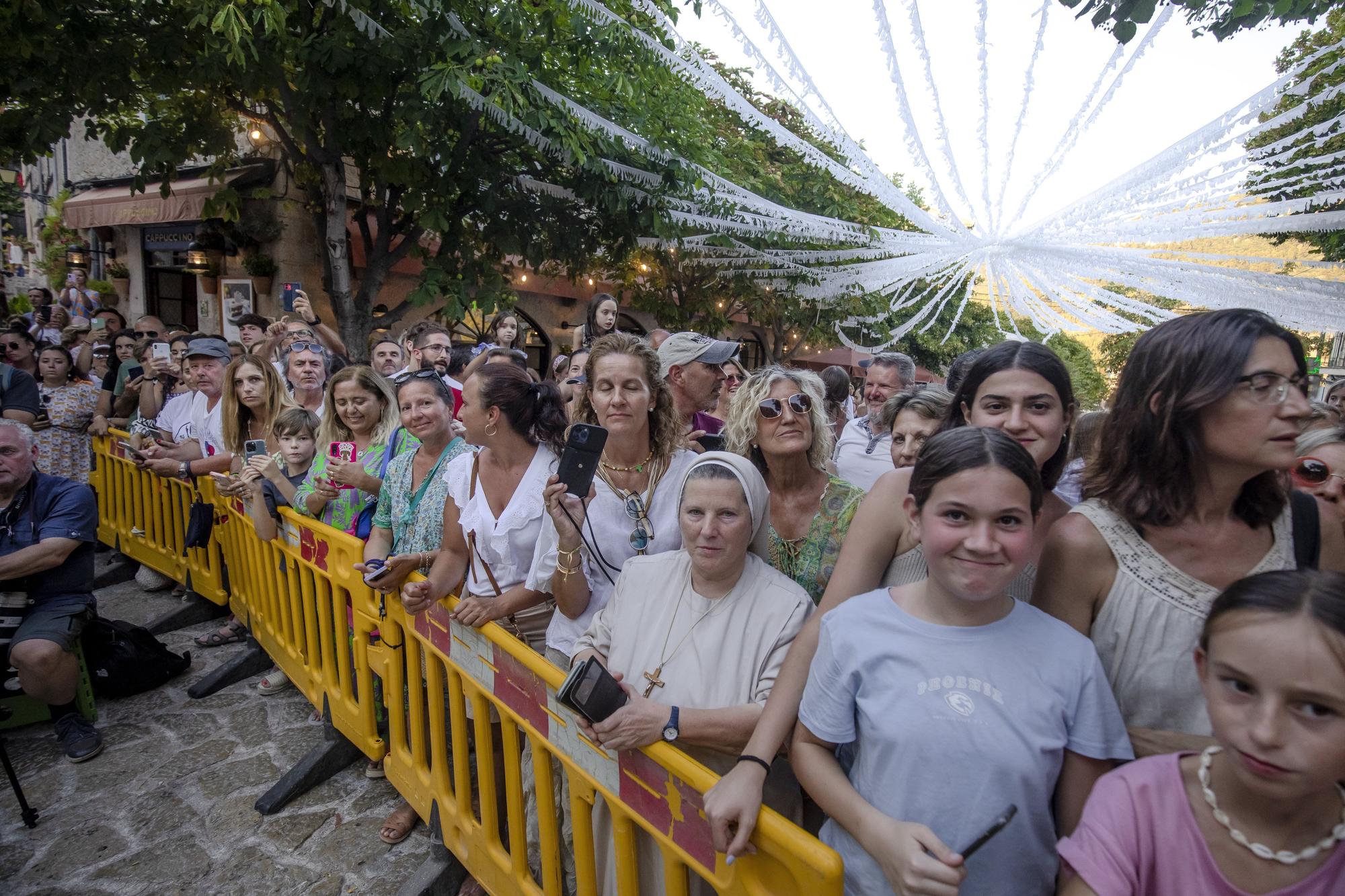 Turistas y locales se congregaron para recibir a los Reyes.