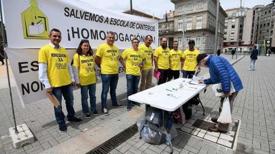 Una recogida de firmas a favor de la homologación. // G. Santos