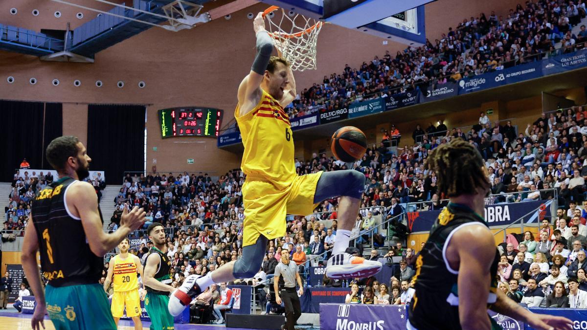 Vesely machaca el aro ante Monbus Obradoiro