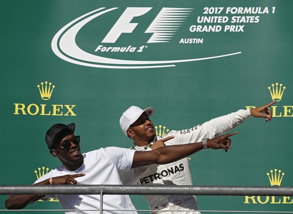 Campeón por cuarta vez en 2017, Hamilton superó a Vettel en el segundo tramo del Mundial, al igual que ha hecho este año. En la imagen, con Usain Bolt tras vencer en el GP de Estados Unidos de 2017. EFE-REUTERS