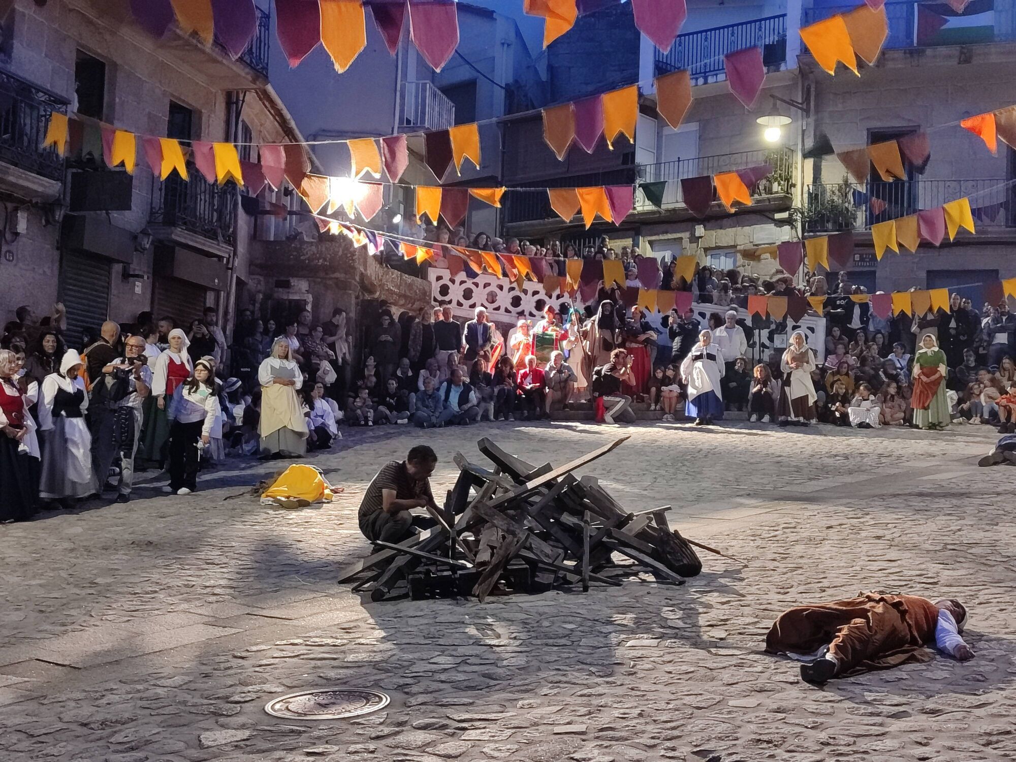 REPRESENTACION TEATRAL DE LA INVASION TURCA DEFENSA DA VILA POR LAS CALLES DE CANGAS