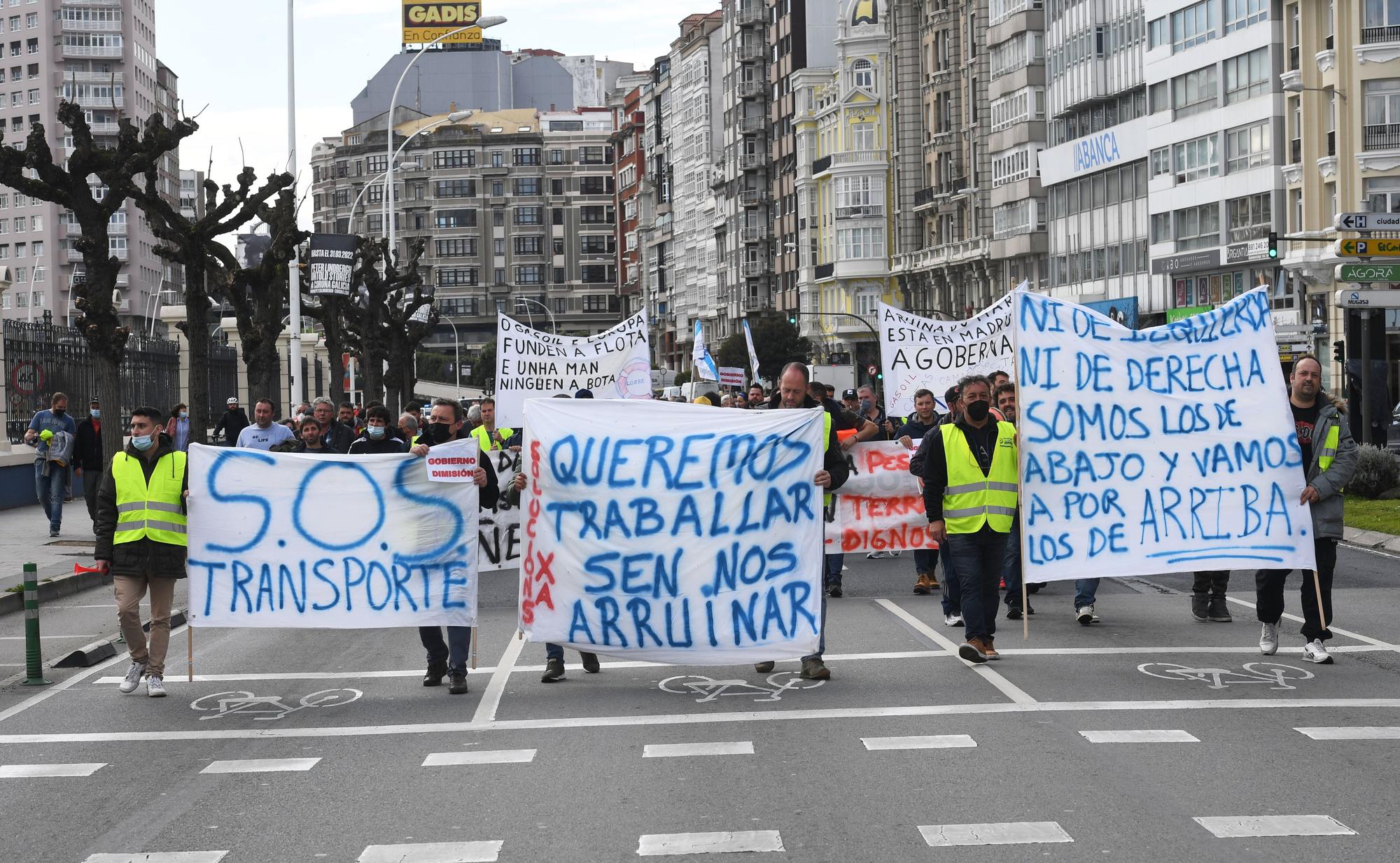 Más de 200 transportistas salen a la calle en A Coruña para exigir soluciones a la subida de los combustibles