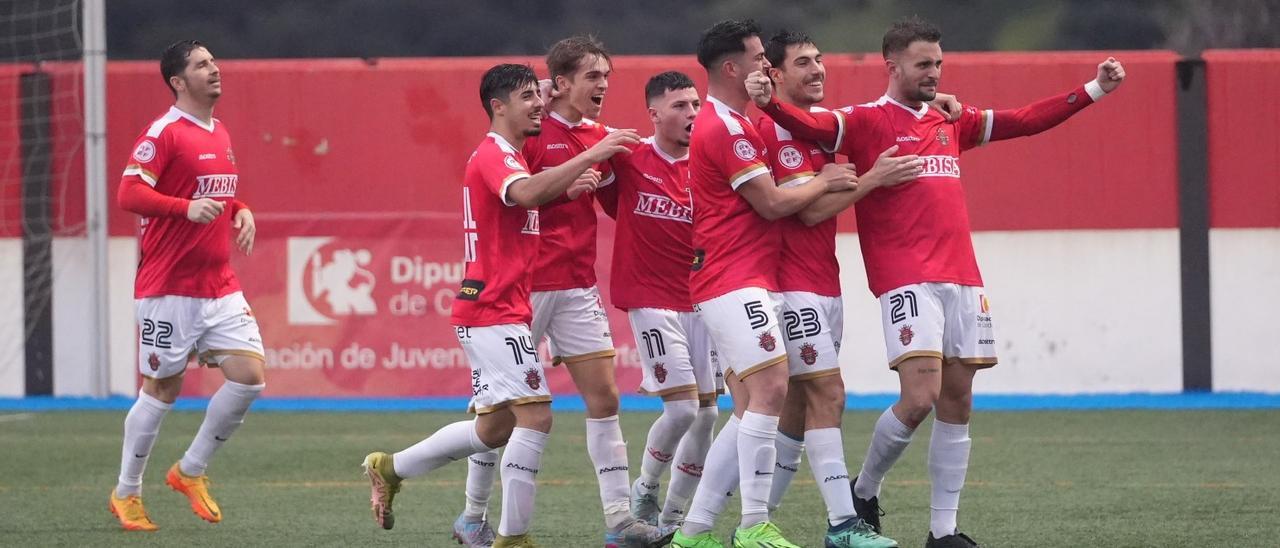 Los jugadores del Atlético Espeleño celebran un gol en el derbi ante el Pozoblanco.