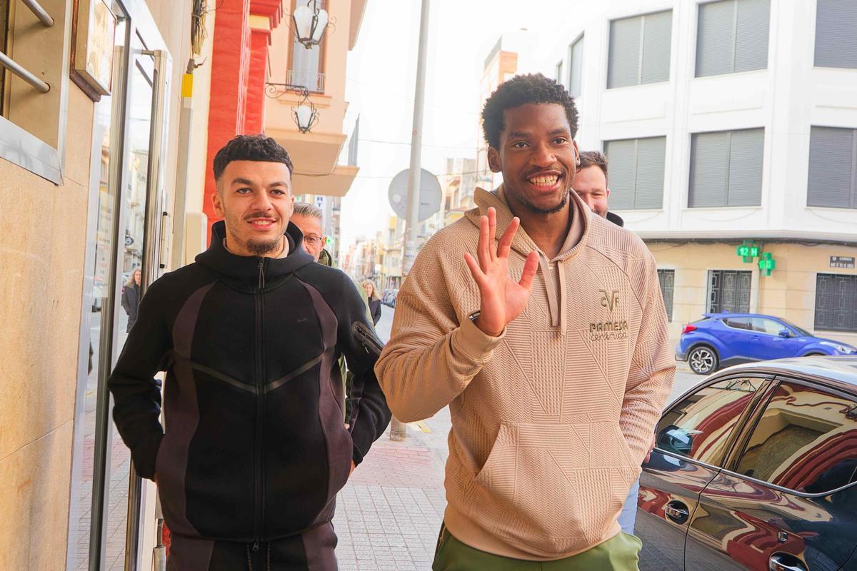 Galería | La afición del Villarreal, enloquecida con Willy Kambwala y el 'killer' Georges Mikautadze