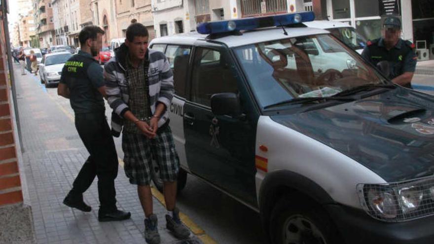 El detenido a su llegada ayer al Palacio de Justicia de Villena para declarar ante la juez.