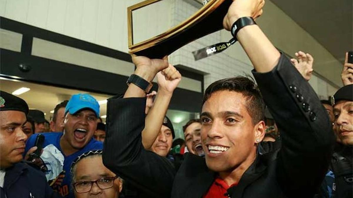 Wendell Lira tuvo un recibimiento multitudinario