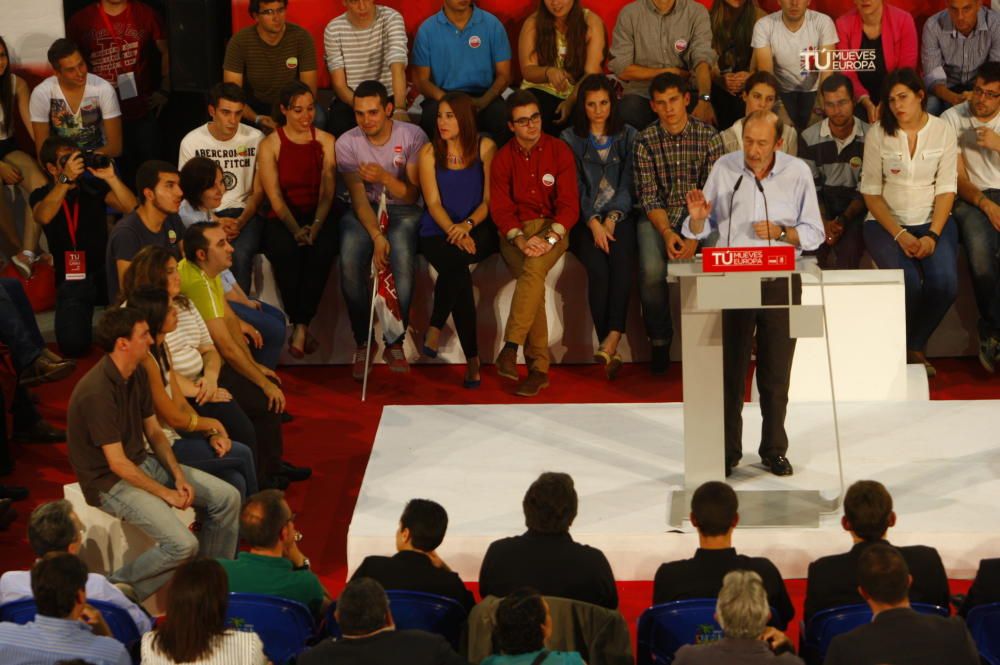 El secretario general del PSOE, Alfredo Pérez Rubalcaba, y el líder de los socialistas valencianos, Ximo Puig, durante el mitin de cierre de campaña para las elecciones europeas de 2014 en Alicante