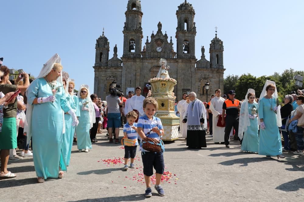 La natividad de la Virgen se celebró con asistencia masiva a Os Milagros y a la capilla de Os Remedios.