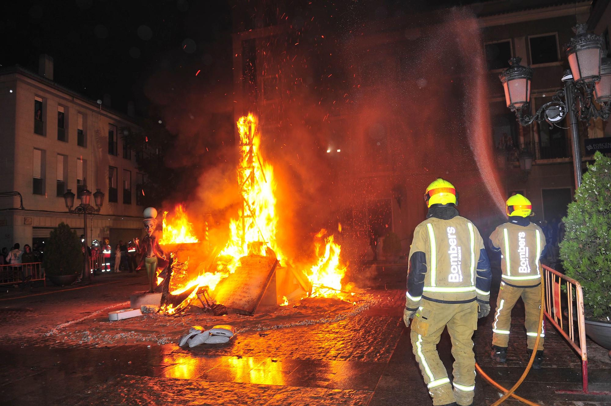 Cremà de la Falla Oficial.