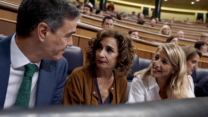 Pedro Sánchez, María Jesús Montero y Yolanda Díaz en el Congreso a finales de junio.