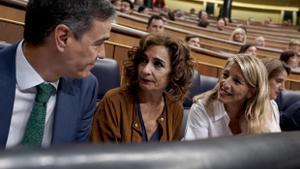 Pedro Sánchez, María Jesús Montero y Yolanda Díaz en el Congreso a finales de junio. 