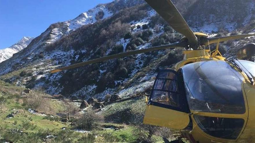 El helicóptero medicalizado de Bomberos de Asturias, en las inmediaciones de la braña La Pornacal, en el parque natural de Somiedo, desde donde evacuaron a la mujer del fallecido.