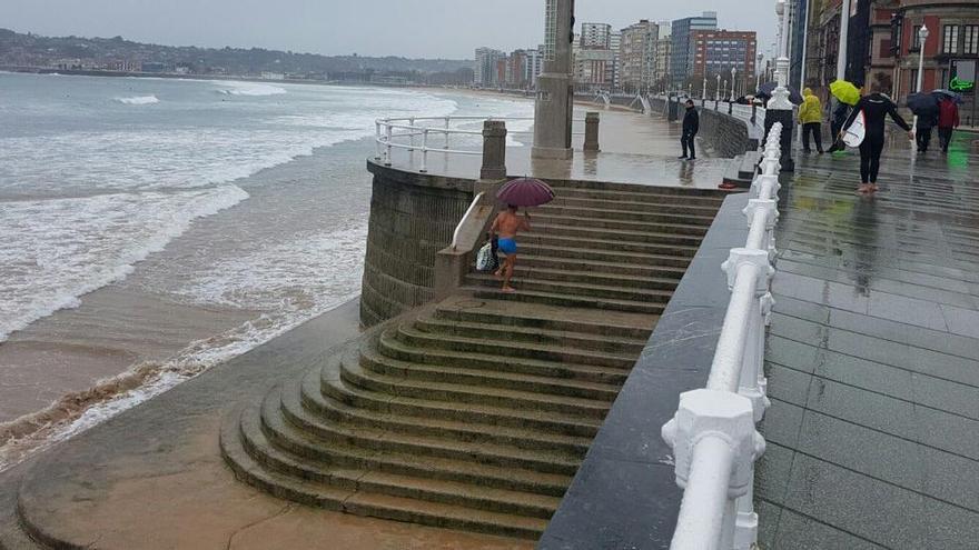 La imagen más comentada del temporal en Gijón