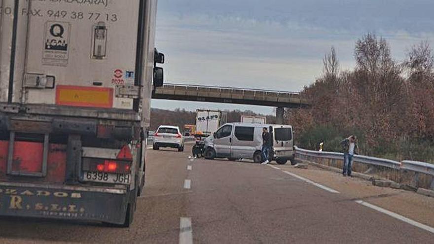 Accidente de la furgoneta en la autovía A-52.