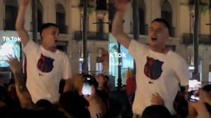 ¡Locura Casadó! El jugador con alma de capitán no dudó en ir a celebrar la Liga con los aficionados... ¡En Canaletes!