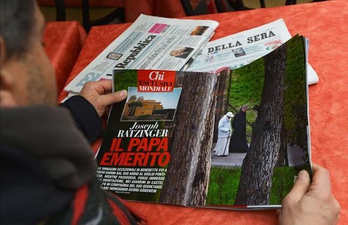 Un home llegeix la revista ’Chi’, amb les primeres fotos del papa emèrit. Un home llegeix la revista ’Chi’, amb les primeres fotos del papa emèrit.