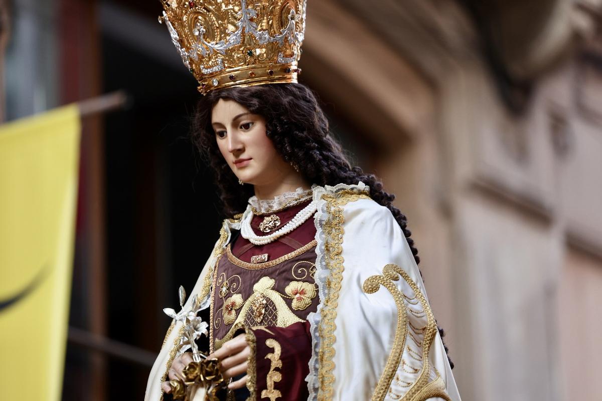 El barrio del Carmen saca en procesión a su patrona