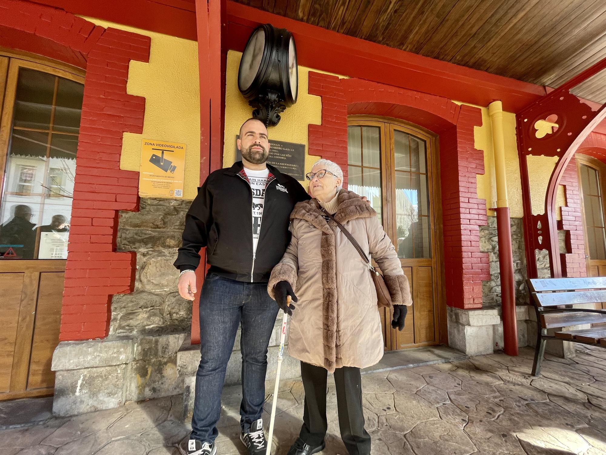 LA viuda y el nieto de Romero, ayer, delante de la placa