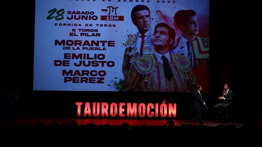 Arriba, el CEO de Tauroemoción, Alberto García, presenta el cartel «estrella» de la feria; a la izquierda, el torero Emilio de Justo responde a las preguntas de la periodista Ana Pedrero. | ALBA PRIETO