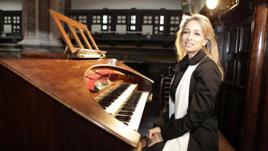 Susana Álvarez Otero, junto al órgano de la basílica del Sagrado Corazón de Jesús.