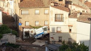 Una furgoneta estampada en una de las viviendas del Casco antiguo de Letur