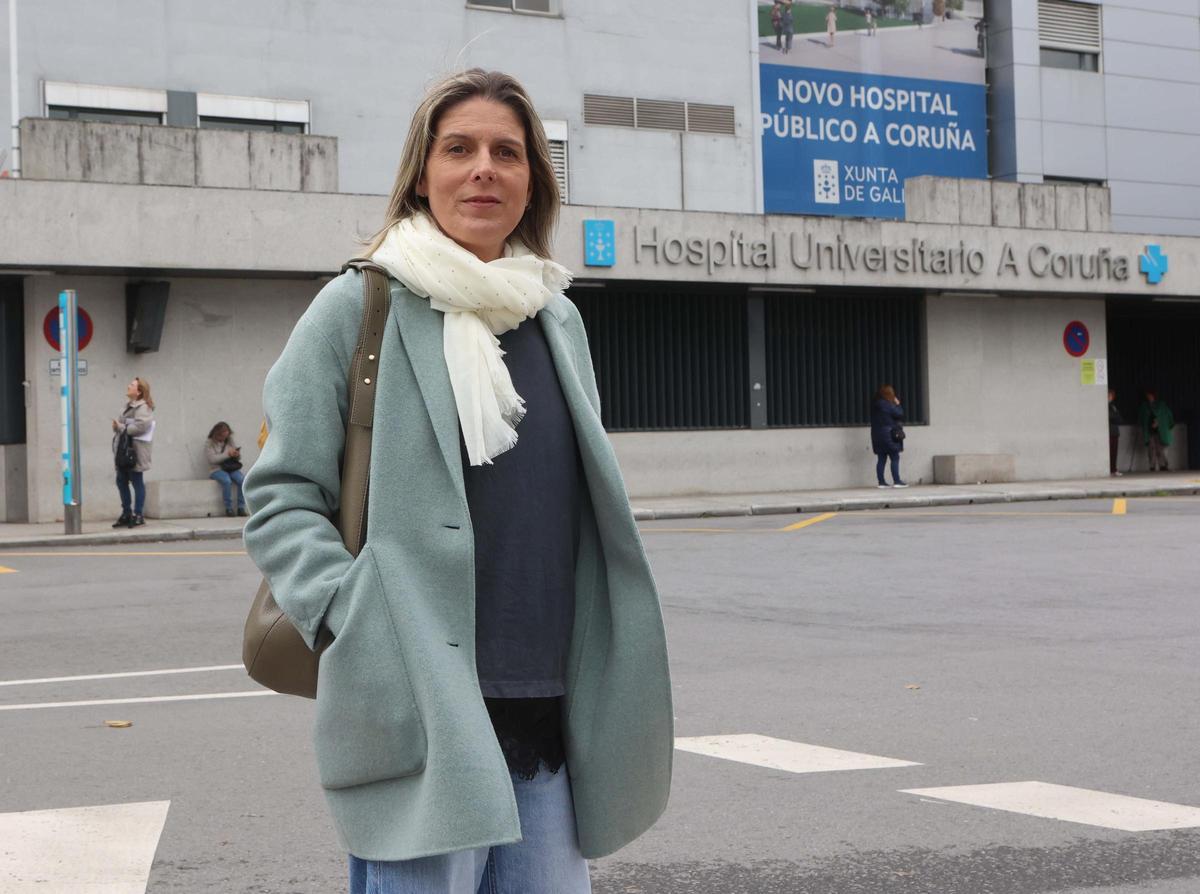 Rosa Elena Vila, vecina de Ourense, junto a la entrada principal del Hospital Universitario de A Coruña (Chuac), tras su última revisión médica.