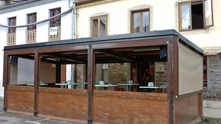 Terraza del bodegón Miranda, en Vegadeo.