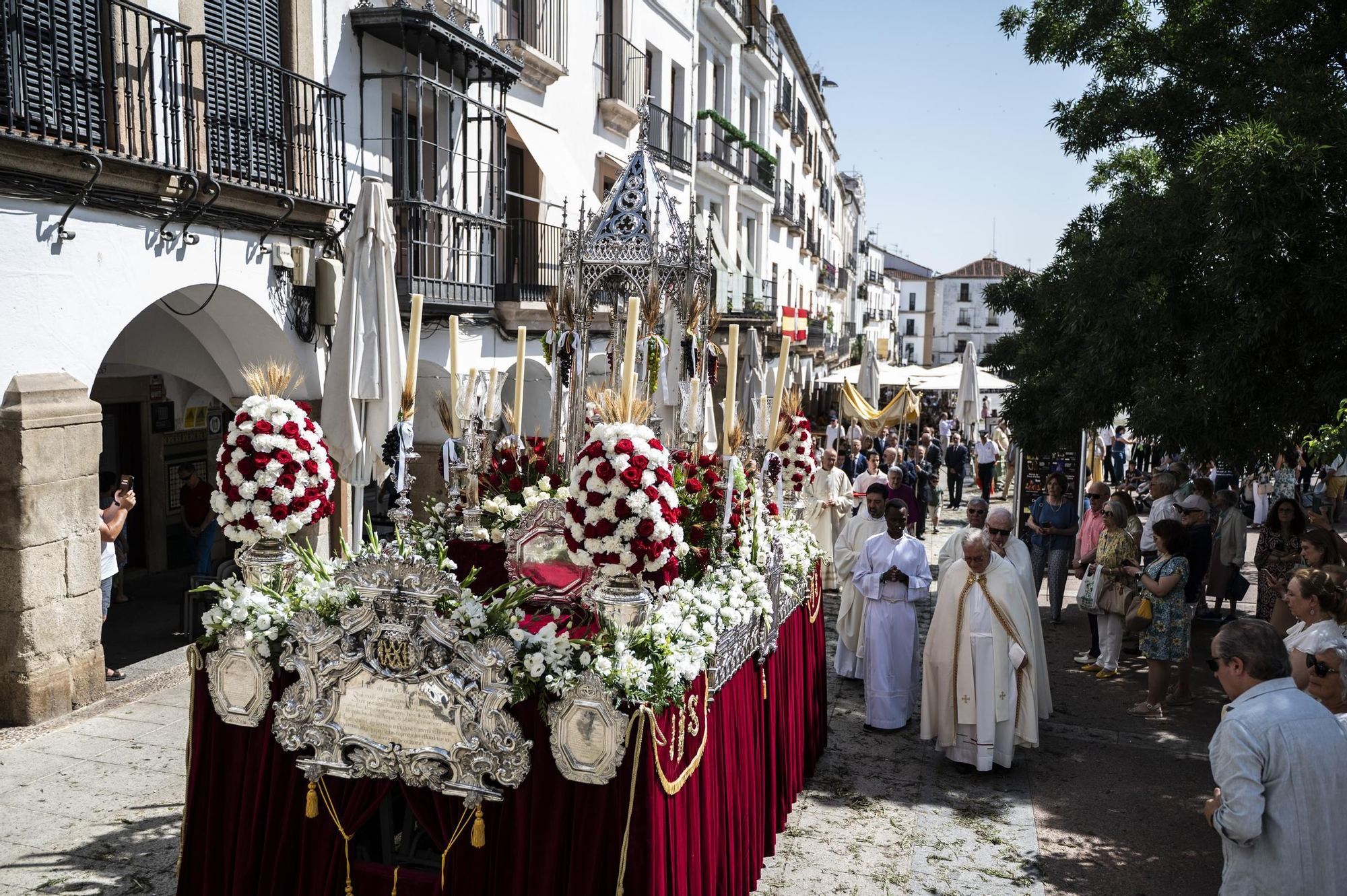 El calor da un respiro al Corpus de Cáceres: búscate en estas fotos