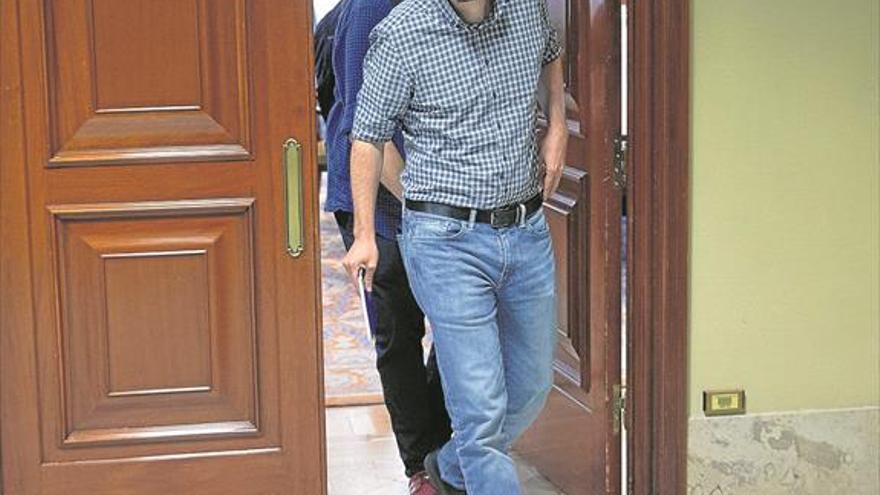 Iglesias quiere calmar críticas para negociar con Sánchez