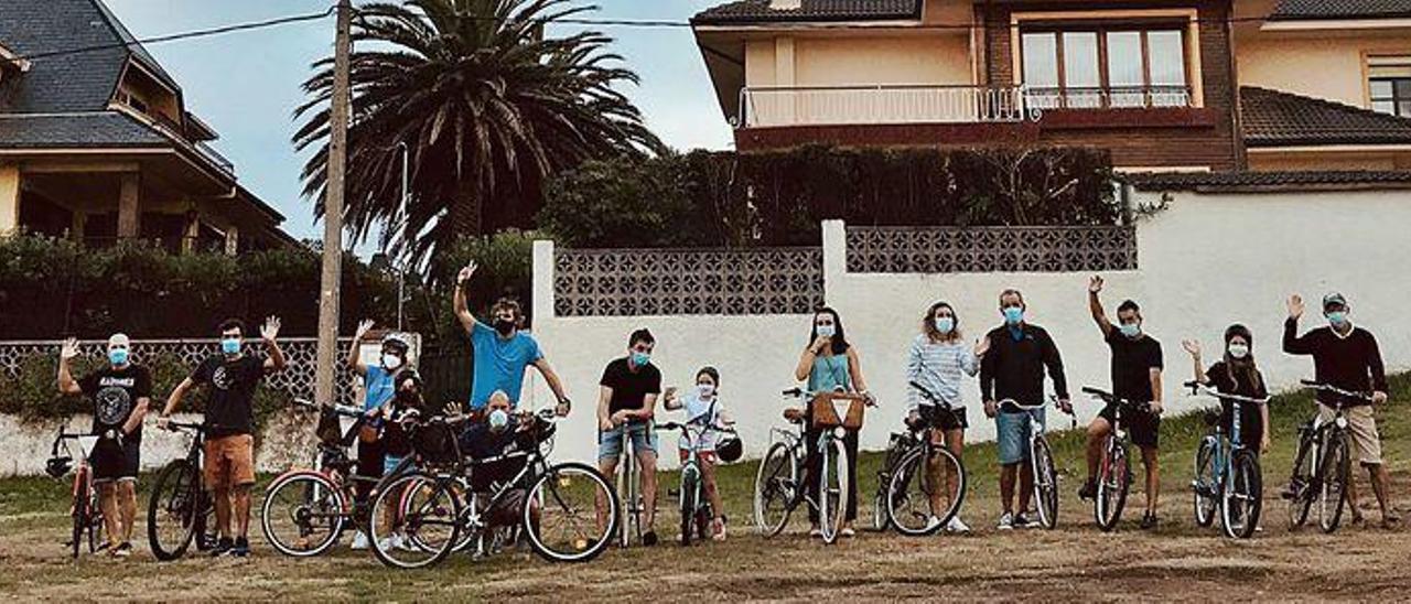 Foto de familia de los miembros de Salinas en bici el pasado martes.
