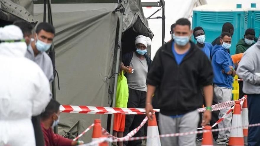 Migrantes en el campamento instalado en el muelle de Arguineguín en una imagen de archivo