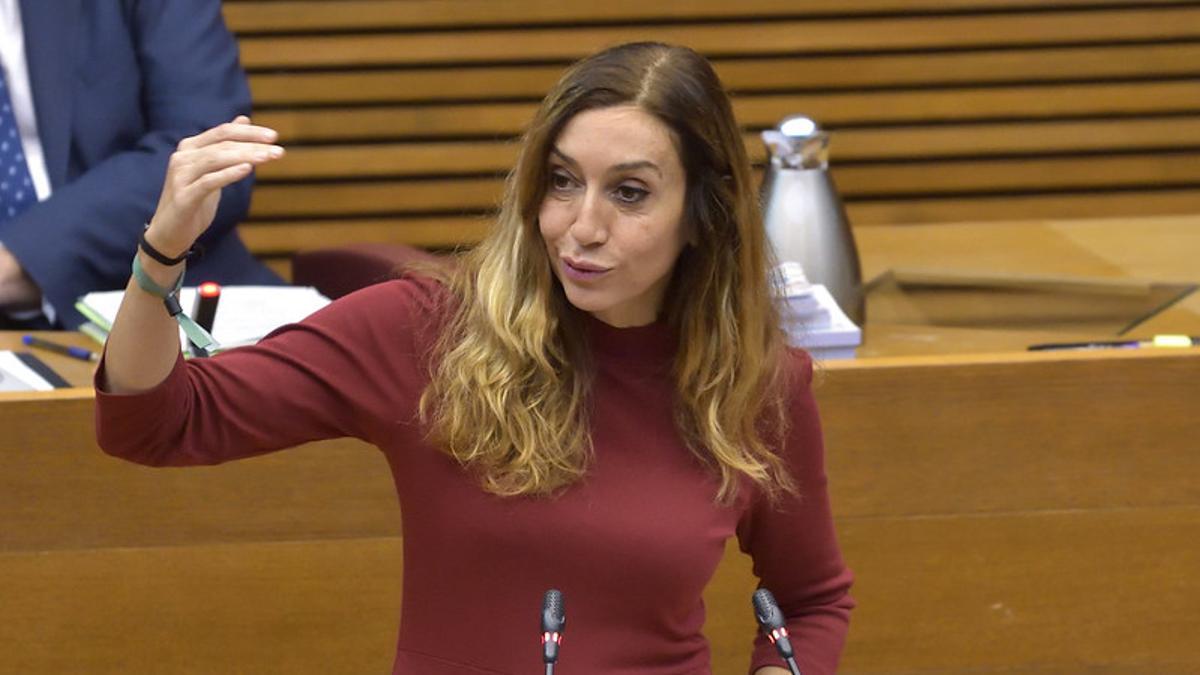 La síndica adjunta de Compromís, Isaura Navarro, en las Corts.