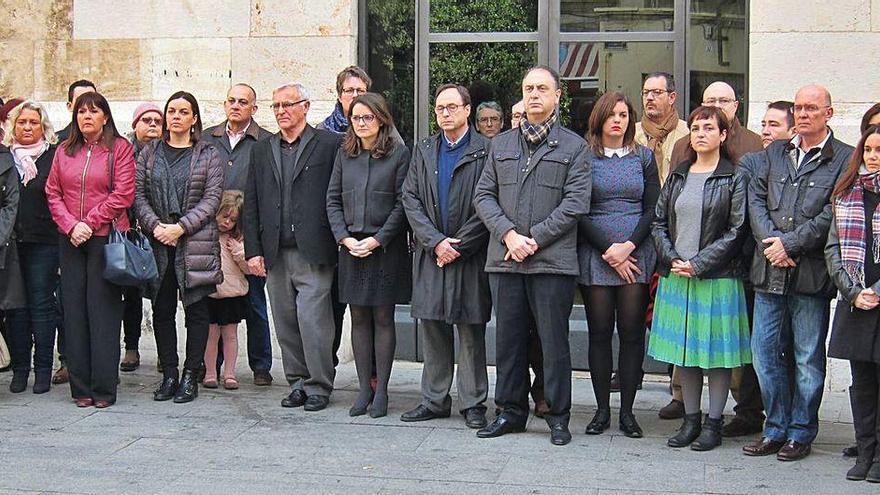 Políticos valencianos, en una concentración contra la violencia de género en enero de 2016.