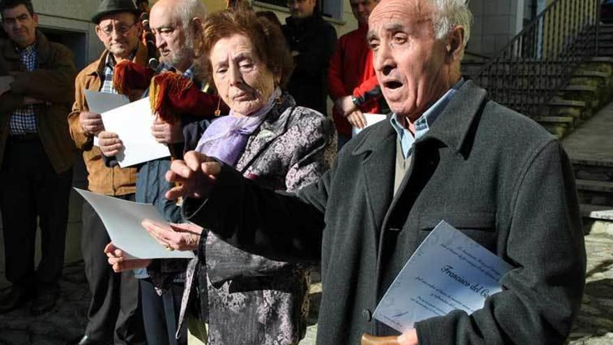 Francisco del Camín canta, observado por Adriano Méndez, Vicente Lima, Juan del Casón y Adelina Fernández, ayer en Boal.