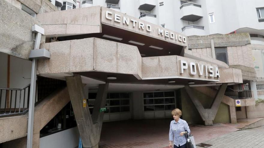 Puerta de entrada al hospital Povisa // José Lores