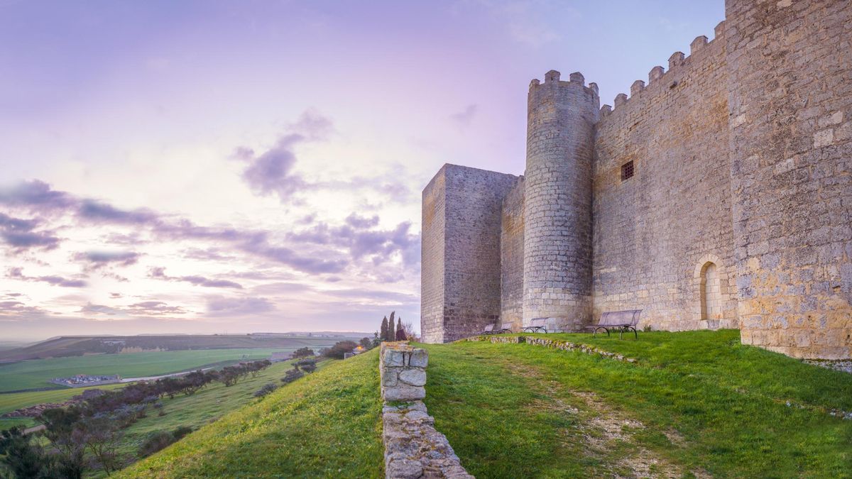 El Castillo de Montealegre se alza imponente sobre una colina desde la que se divisa toda la Tierra de Campos.