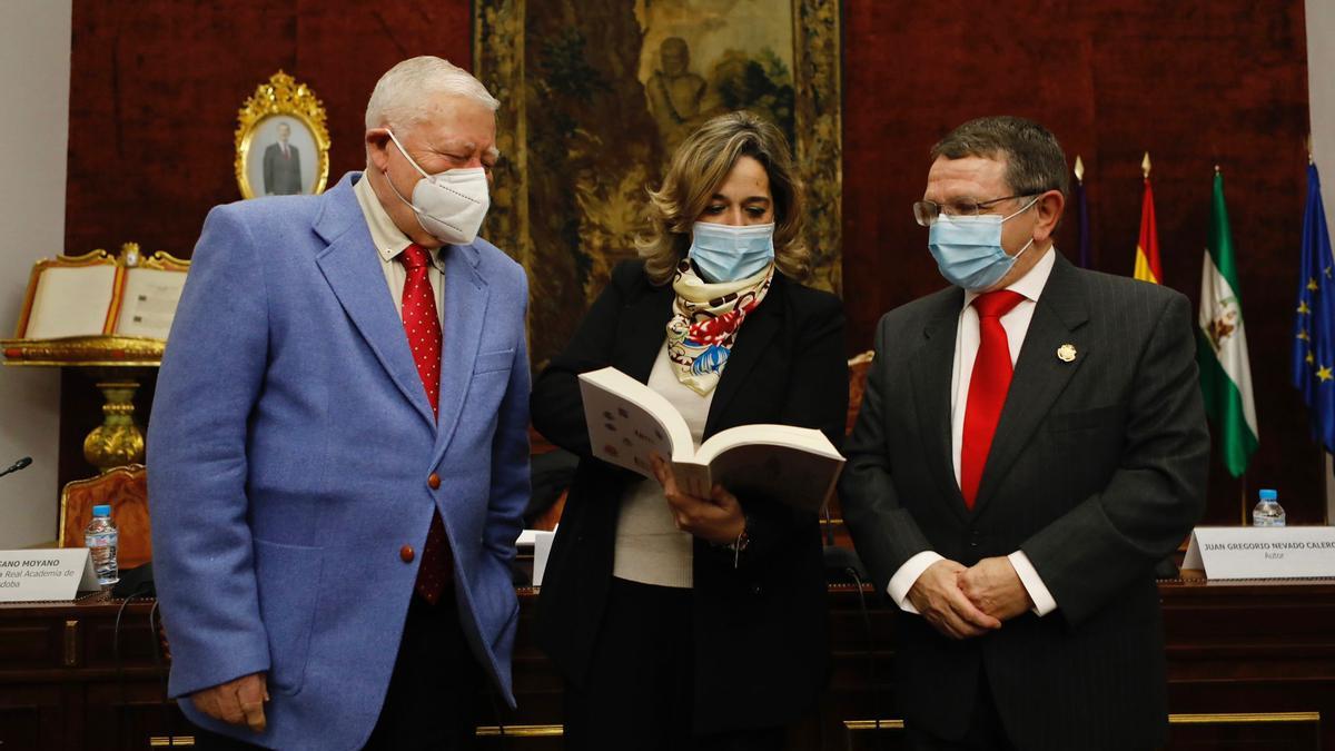 El presidente de la Real Academia de Córdoba, José Cosano, presenta el Boletín conmemorativo de los cien años de divulgación junto a la diputada de cultura, Salud Navajas, y el autor del manuscrito, Juan Gregorio Nevado