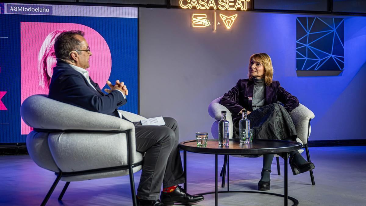 Albert Sáez, director de EL PERIÓDICO, charla con Lluïsa Moret, alcaldesa de Sant Boi y presidenta de la Diba, en un 'Afterwork' en Casa Seat.