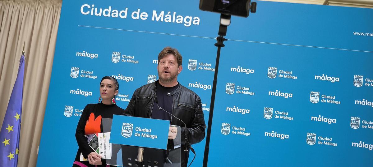 El portavoz de Con Málaga y dirigente de Podemos, Nicolás Sguiglia, en primer término, con Toni Morillas (IU) en segundo plano.