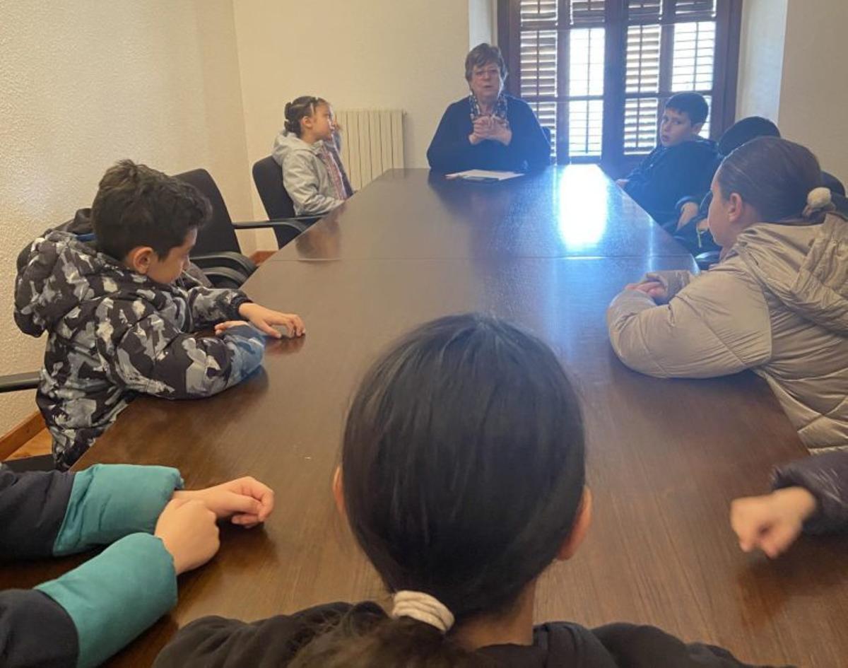Los alumnos con la alcaldesa, Mercedes Trébol.