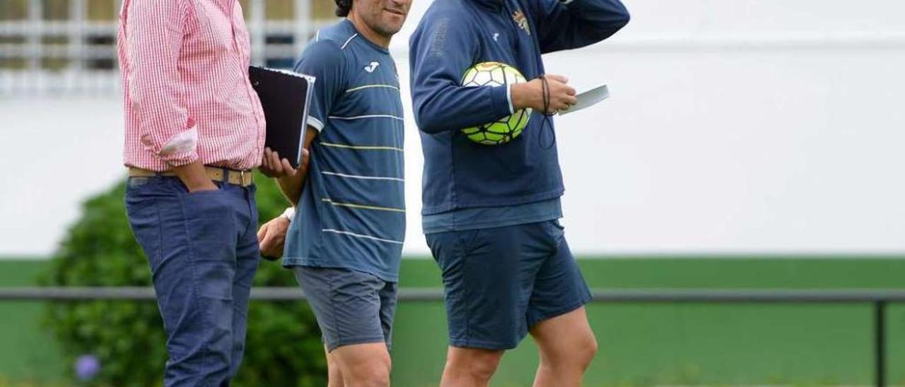 Roberto Feáns, Luisito y Roberto Valdés, durante un entrenamiento. // G. Santos